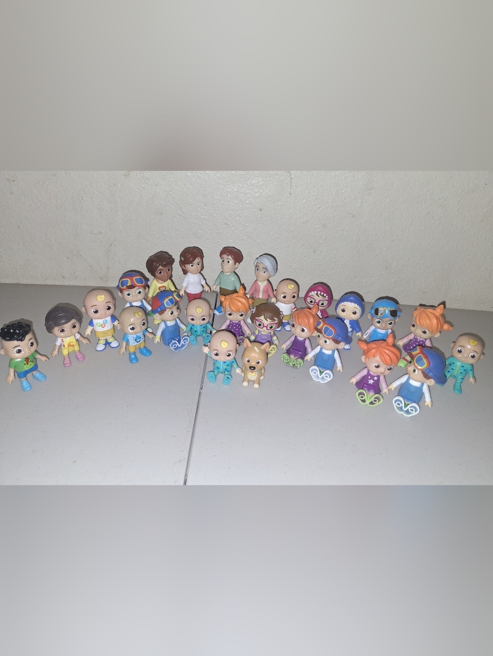 25 Cocomelon Figures